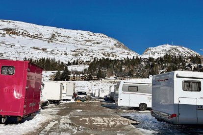 Autocaravanes de temporèrs en parcatge de Baqueira 1.500 en an 2023. - M. CODINAS