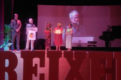 L’escriptor lleidatà Pep Coll va rebre ahir el Premi Trajectòria al festival Creixell.Crims. - NEUS CHORDÀ