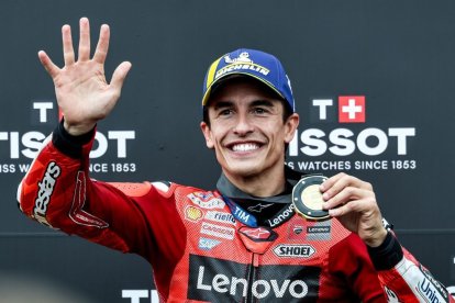 Marc Márquez celebra al podi el seu nou triomf en una carrera esprint, el desè de la temporada, un nou rècord per al de Cervera. - EFE