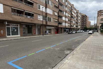 Places de zona verda sense ocupar ahir al carrer Segrià, a Joc de la Bola. - MARC CARBONELL