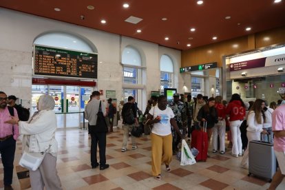 En la estación de Lleida-Pirineus los pasajeros se acumularon al no circular ningún convoy.. - AMADO FORROLLA
