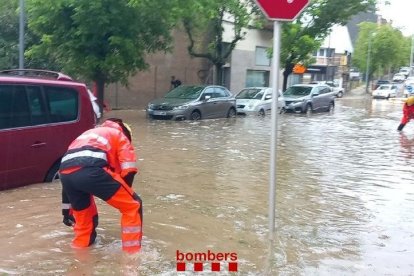 eros achicando agua en Solsona. - BOMBERS