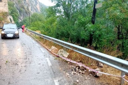 Se desprendieron piedras en el acceso a Salgar. - BOMBERS
