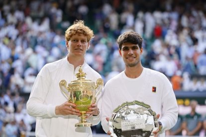 Jannik Sinner i Carlos Alcaraz posen amb els respectius trofeus després de la disputa de la final que va guanyar l’italià. - EFE