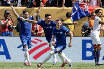 Cole Palmer celebra un dels seus gols amb Enzo Fernández i Pedro Neto. - EFE/JUSTIN LANE