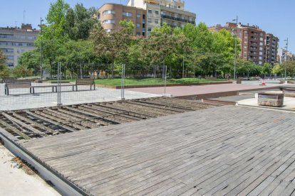 La zona en la qual han retirat paviment en mal estat. - ÀLEX SAMPER