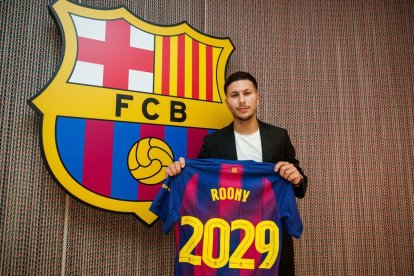 Roony Bardghji, que tindrà fitxa del filial, va posar ahir. - FC BARCELONA