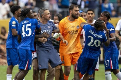 Luis Enrique perd els nervis i agredeix Joao Pedro al caure a la final - EFE