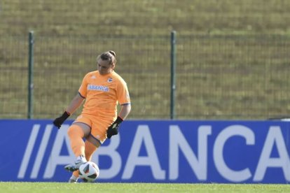 La portera Lucía Alba destaca pel seu joc de peus en la sortida de la pilota. - DEPOR FÉMINAS