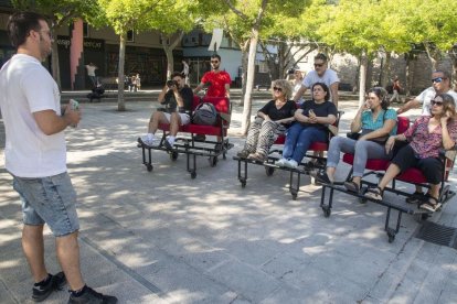 Guillem Fuster va presentar ahir el nou programa Assaig i Error a la plaça de les Nacions Sense Estat. - LAIA PEDRÓS