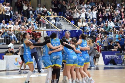 Jugadores del Cadí celebren una victòria la passada temporada. - C.S.