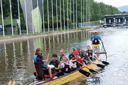 L’embarcació Barca Dragó, durant l’activitat inclusiva al Parc del Segre. - CLUB CADÍ CANOE KAYAK