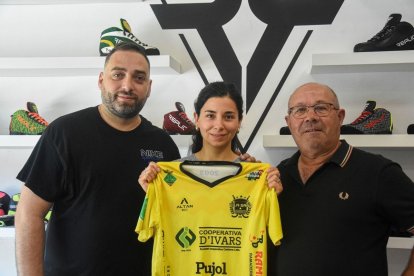 Lluís Rodero, Bea Gaete i Ramon Porta, ahir durant la presentació de la jugadora xilena. - CLARA LIÁÑEZ