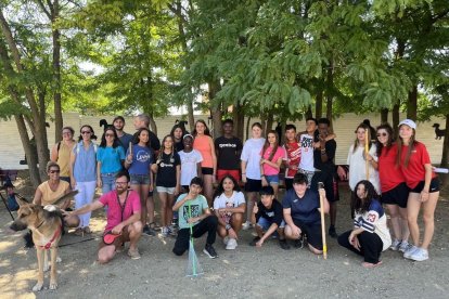 Participants en el camp de treball, usuaris del parc caní i voluntaris, ahir en una visita oberta. - A.M.