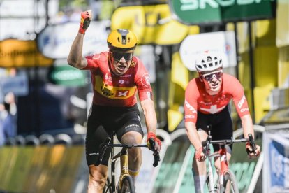 El corredor noruec Jonas Abrahamsen (Uno X Mobility) celebra el seu triomf en l’onzena etapa. - EUROPA PRESS