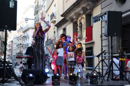 <b>Lleida. </b>L’associació de comerciants del carrer Carme, a l’Eix Comercial, va organitzar diferents activitats en la seua festa major. El concert del grup Metrópolis, que versiona la popular banda ABBA, va fer que es divertissin i ballessin assistents de totes les edats. - AMADO FORROLLA