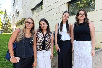 “La nostra il·lusió és ser mestres”■ Abril Pascual, Maria Palomera, Clara Jover i Carla Valls afirmen que es van enfrontar ahir a les PAP “més preparades” a l’haver anat a repàs. Esperen superar-les i obtenir plaça perquè, asseguren, “la nostra il·lusió és ser mestres”. - S.E.