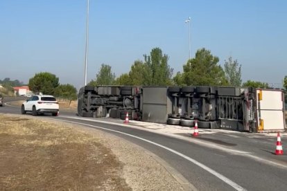 Bolca a la LL-11 a Lleida un camió carregat de pernils