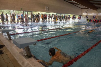 Els participants van nadar 200 metres, el doble respecte a l’any passat, a la piscina coberta. - LAIA PEDRÓS