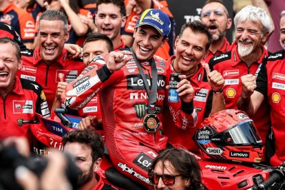 Marc Márquez fa broma acompanyat per tot el seu equip amb el poc que li va faltar per ser sancionat per la pressió dels pneumàtics. - EFE