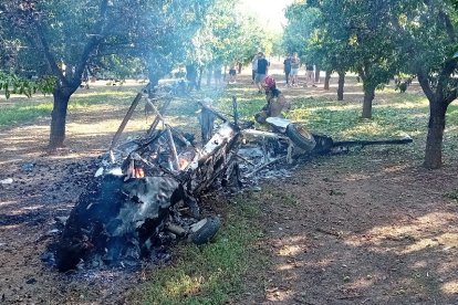 Imatge de l'aeronau calcinada on viatjaven els dos ferits.