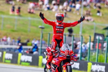 Marc Márquez, flanquejat al podi per Bezzecchi i Pedro Acosta. - MOTOGP