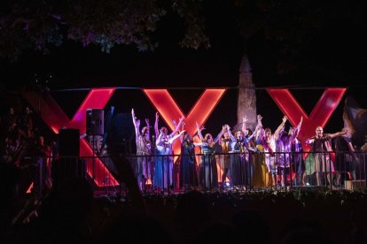 La primera comissió que va crear la Bakanal de Guissona va fer una actuació sorpresa versionant la cançó ‘Sweet Caroline’. - C.MARSIÑACH