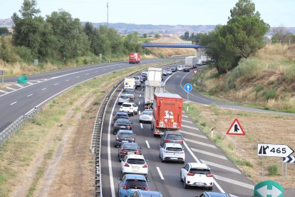 Un xoc amb dos vehicles talla dos carrils a l'autovia A2 al seu pas per Lleida