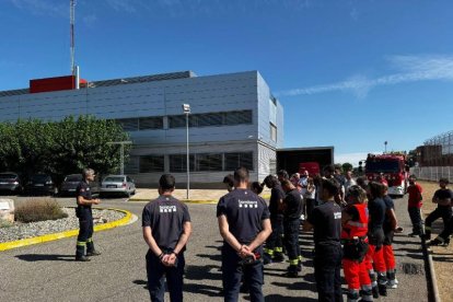 Minuto de silencio en el parque de Bombers de Lleida.