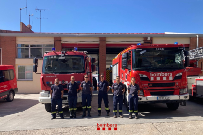 Los Bombers de Tàrrega durante el minuto de silencio.