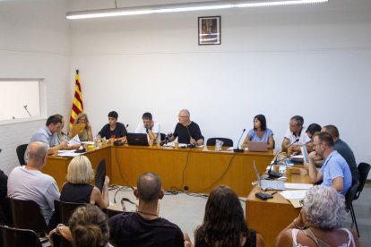Roset, al centre, durant el ple de renúncia de Pelegrí el dimarts dia 15. - GERARD HOYAS