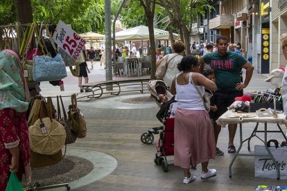A dalt, una parada davant una botiga i a baix, a la plaça Ricard Viñes. - MAGDALENA ALTISENT/ÀLEX SAMPER