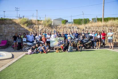 Amics de Paco Piñol li reten homenatge al seu domicili. - GERARD HOYAS