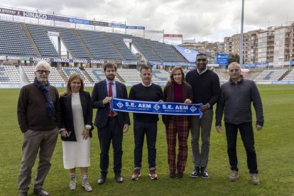 Els dirigents de l’AEM i del Lleida, abans de la visita del Barça femení al Camp d’Esports. - ROGER BARRAGÁN