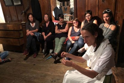 Visita teatralitzada, en aquest cas, amb Joana la Gascona. - ECOMUSEU DE LES VALLS D’ÀNEU