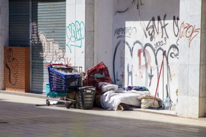 Pertinences de persones sense sostre al carrer Segrià, ahir a la tarda. - GERARD HOYAS