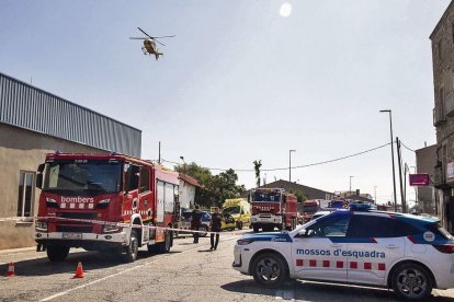 Bombers, Mossos i ambulàncies i un dels helicòpters del SEM poc després de la tragèdia. - LAIA PEDRÓS