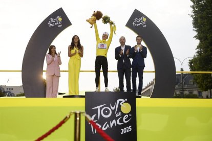 L’eslovè Tadej Pogacar, de l’UAE Team Emirates, celebra al podi la victòria en el Tour 2025. - EFE
