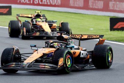 Els dos McLaren lideren la cursa, encara amb els pneumàtics intermedis amb què van arrancar la prova. - EFE