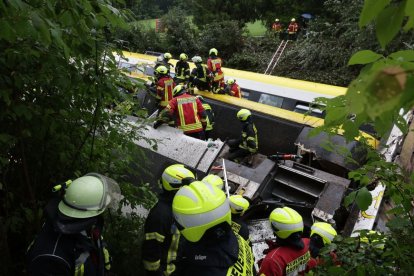 Els equips de rescat busquen passatgers ferits al tren descarrilat. - EUROPA PRESS