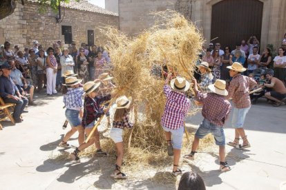 El grup de mitjans removent la palla amb les forques en el moment final del ball. - LAIA PEDRÓS
