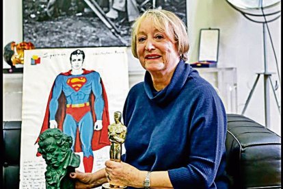 Yvonne Blake, amb els seus premis i l’esbós de Superman al fons