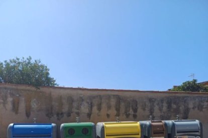 Una de les illes de contenidors tancats de Bellmunt d’Urgell. - A. BELLMUNT D’URGELL