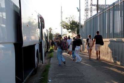 Passatgers agafant l’autobús a l’estació de Cunit per seguir amb el seu trajecte. - ACN