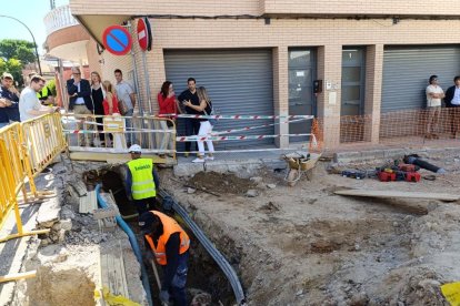 Operaris treballant ahir en la renovació de la xarxa d’aigua i clavegueram del carrer Reial. - S.E