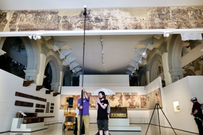 Tècnics del govern d’Aragó, començant els treballs ahir a la sala 17 del MNAC. - EFE / FABIAN SIMON