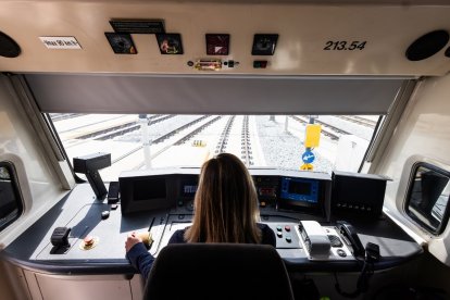 Una maquinista conduint un tren.