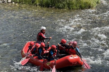 Turistes, abans d’iniciar un descens al riu Noguera Pallaresa. - ACN