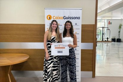 Una representant de CaixaGuissona, amb els estudiants Eva Serret, Jan Comaposada i Noa Guillén, que mostren els seus diplomes. - CAIXA GUISSONA