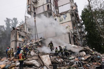 Serveis d’emergència treballen entre les restes d’un edifici residencial a Kíiv. - SVET JACQUELINE / ZUMA PRESS WIRE / DPA